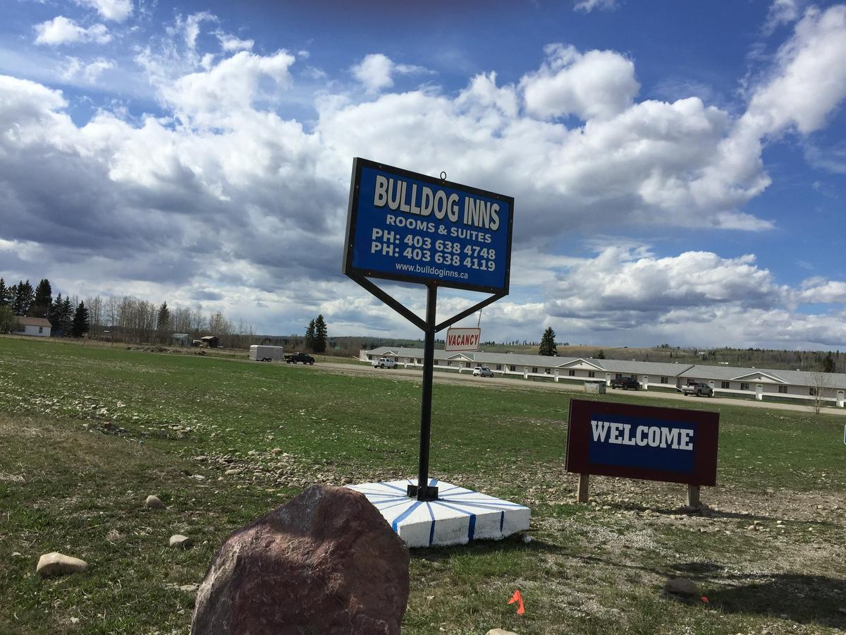 Bulldog Inns Sundre Bagian luar foto