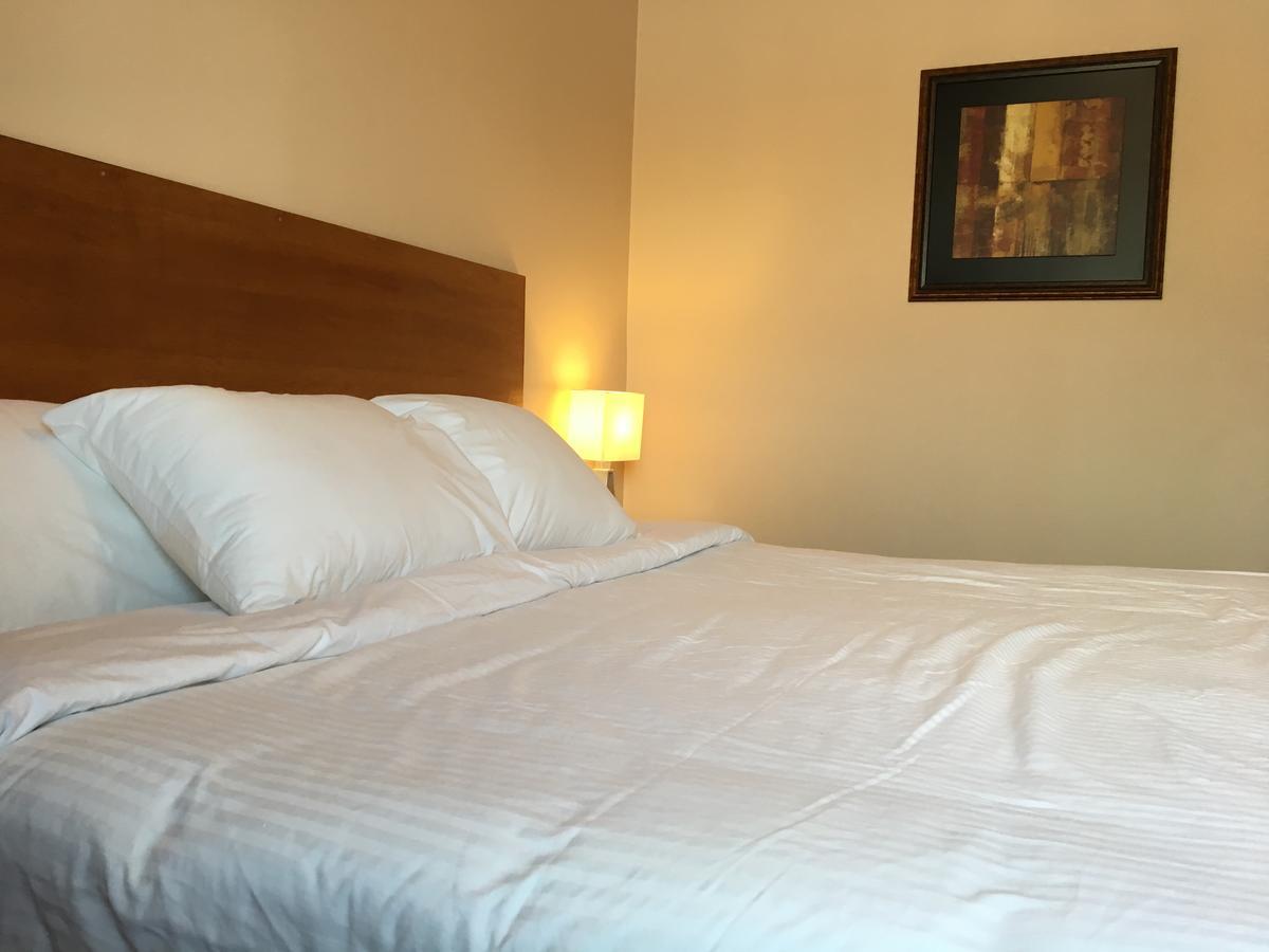 Bulldog Inns Sundre Bagian luar foto